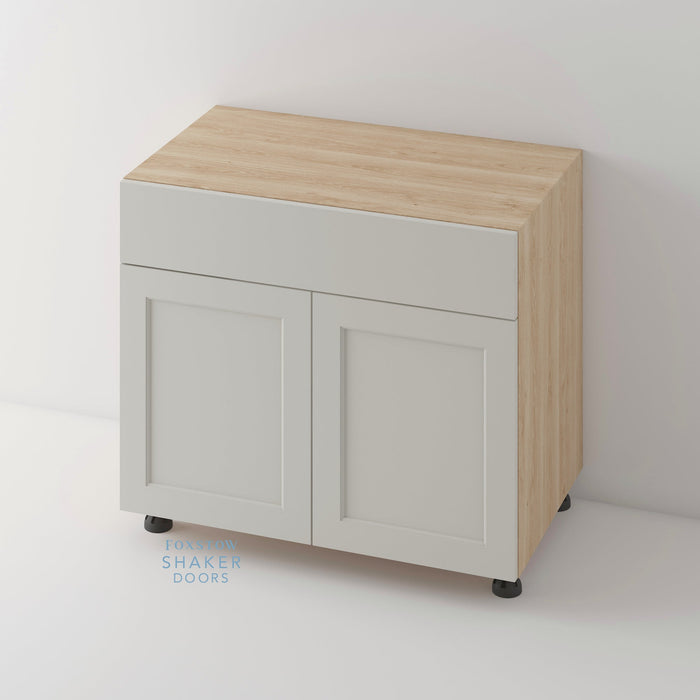 Painted, Shaker Ovolo Kitchen Door and Roble Oak Cabinet